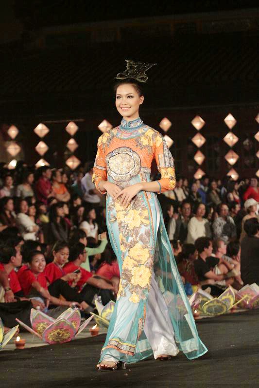 Bên cạnh Hoa hậu Ngọc Hân, hoa hậu Thùy Dung cũng thướt tha không kém.